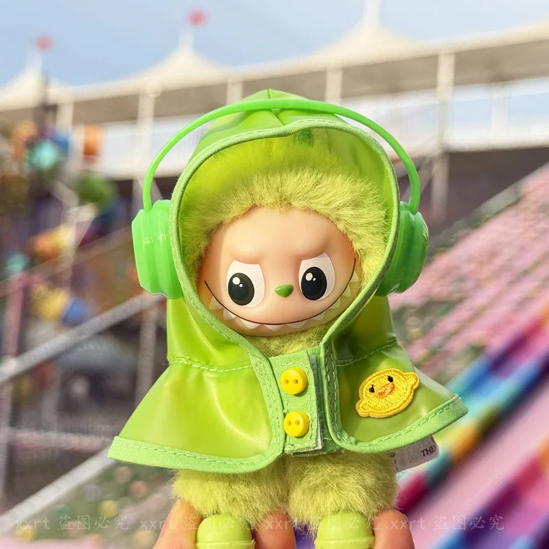 Set Pakaian Hari Hujan Seri Kode Hati Mini Labubu Generasi ke-4, Jas Hujan yang Dapat Diganti dengan Sepatu Bot & Headphone untuk Boneka Vinyl 10cm