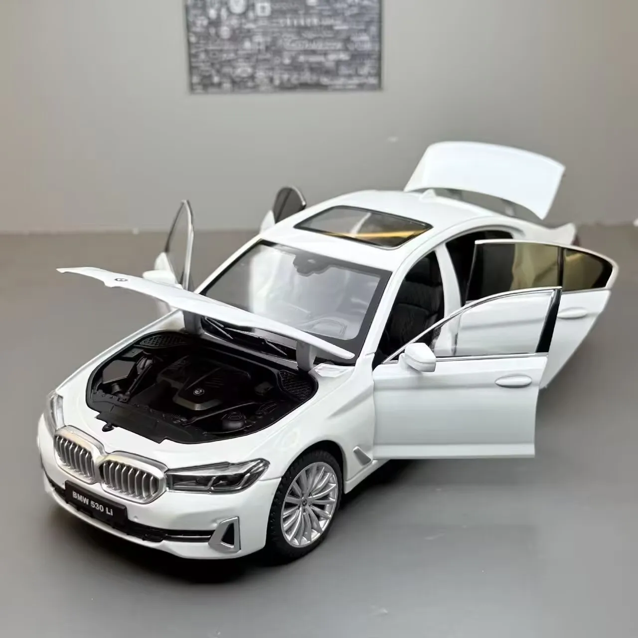 

1:18 BMW 5 серии 530i 530LI модель автомобиля из сплава, литая под давлением металлическая модель роскошного автомобиля, высокая имитация звука и света, детская игрушка в подарок