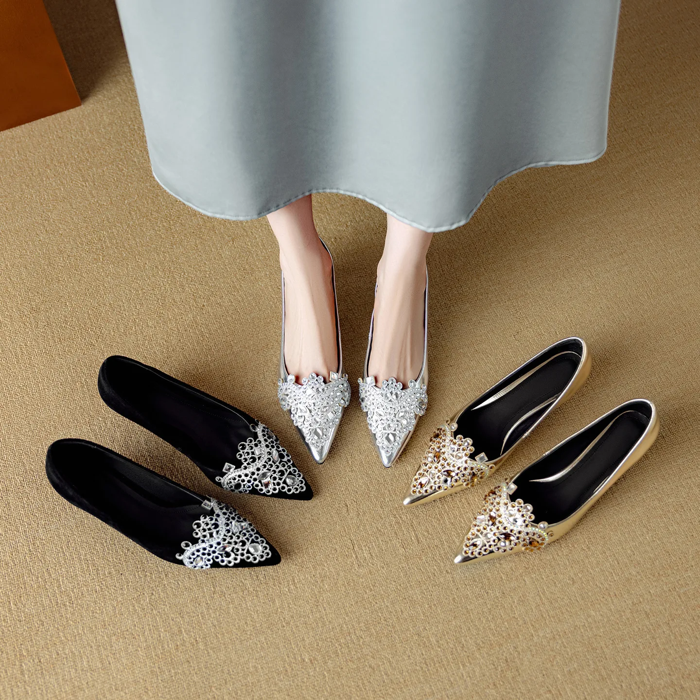 

2025Новые простые в ношении французские туфли на мелком каблуке с острым носком и бриллиантами, женские туфли на высоком каблуке из натуральной кожи золотого цвета