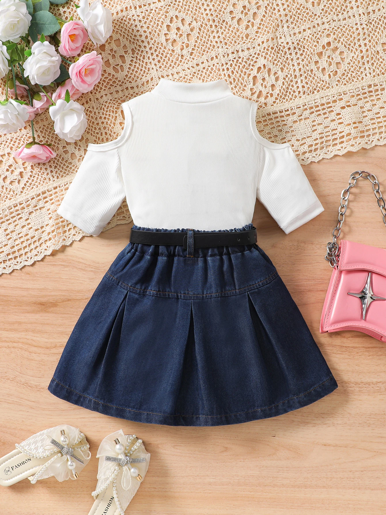 طقم تنورة بناتي كاجوال بطيات نصف طول من الدنيم مع بلوزة وحزام محبوكة مكشوفة الكتفين #2