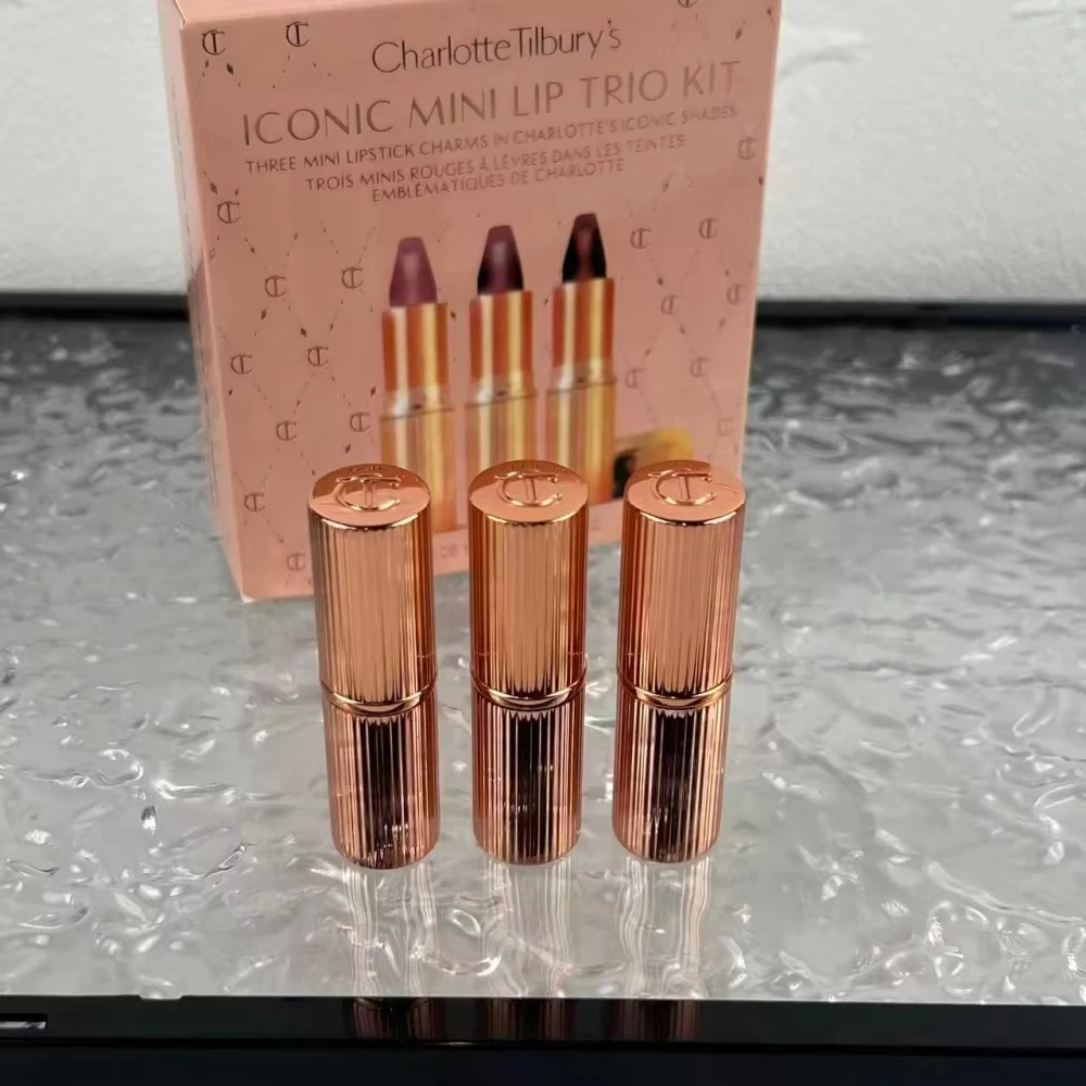 Der Lip Liner von Charlotte Tilbury ist geschmeidig mit starker Deckkraft, und die Highlighter-Konturpalette hellt Ihre Gesichtszüge auf und definiert sie.