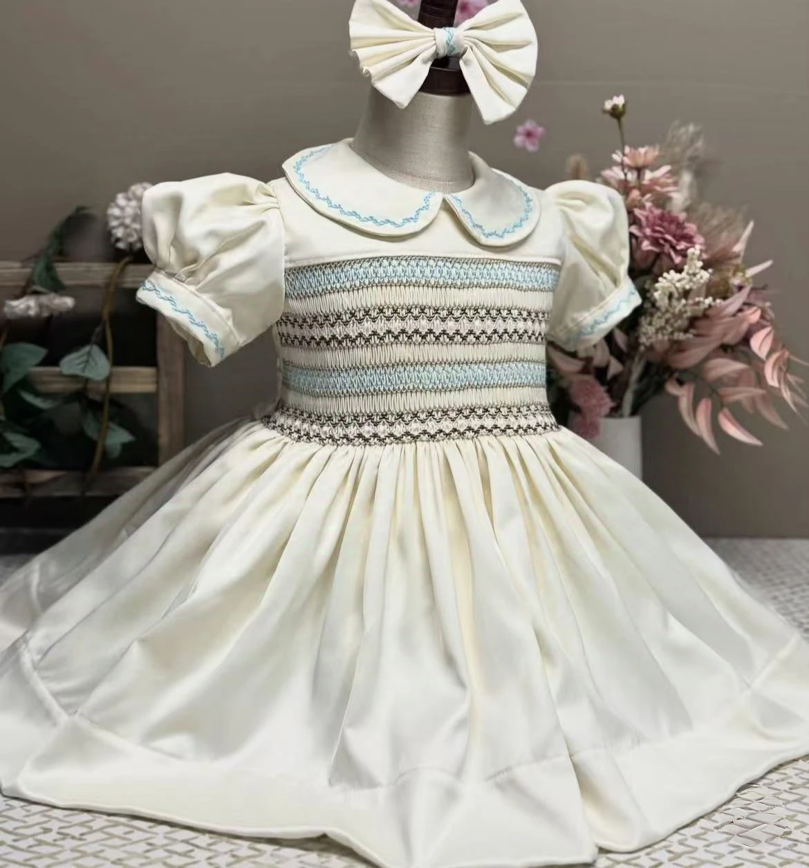 

0-12Y Baby Girl Summer Handmade Embroidery Smocked Blue Cream Dress For Birthday Photography Holiday Eid A318