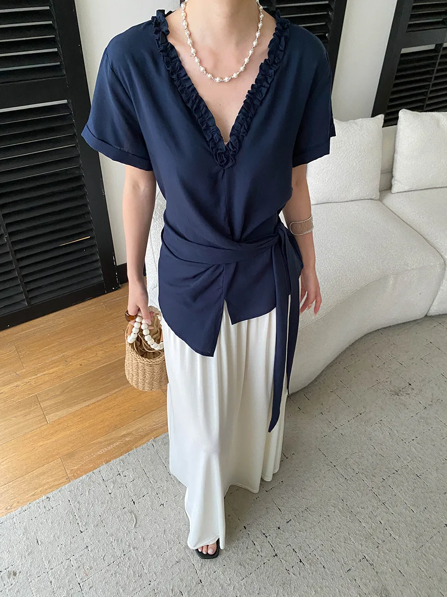 Sommerliches Damen-Shirt in unifarbenem Design mit V-Ausschnitt, Bördelkante und Taillenband, Kurzarm – Detail 15