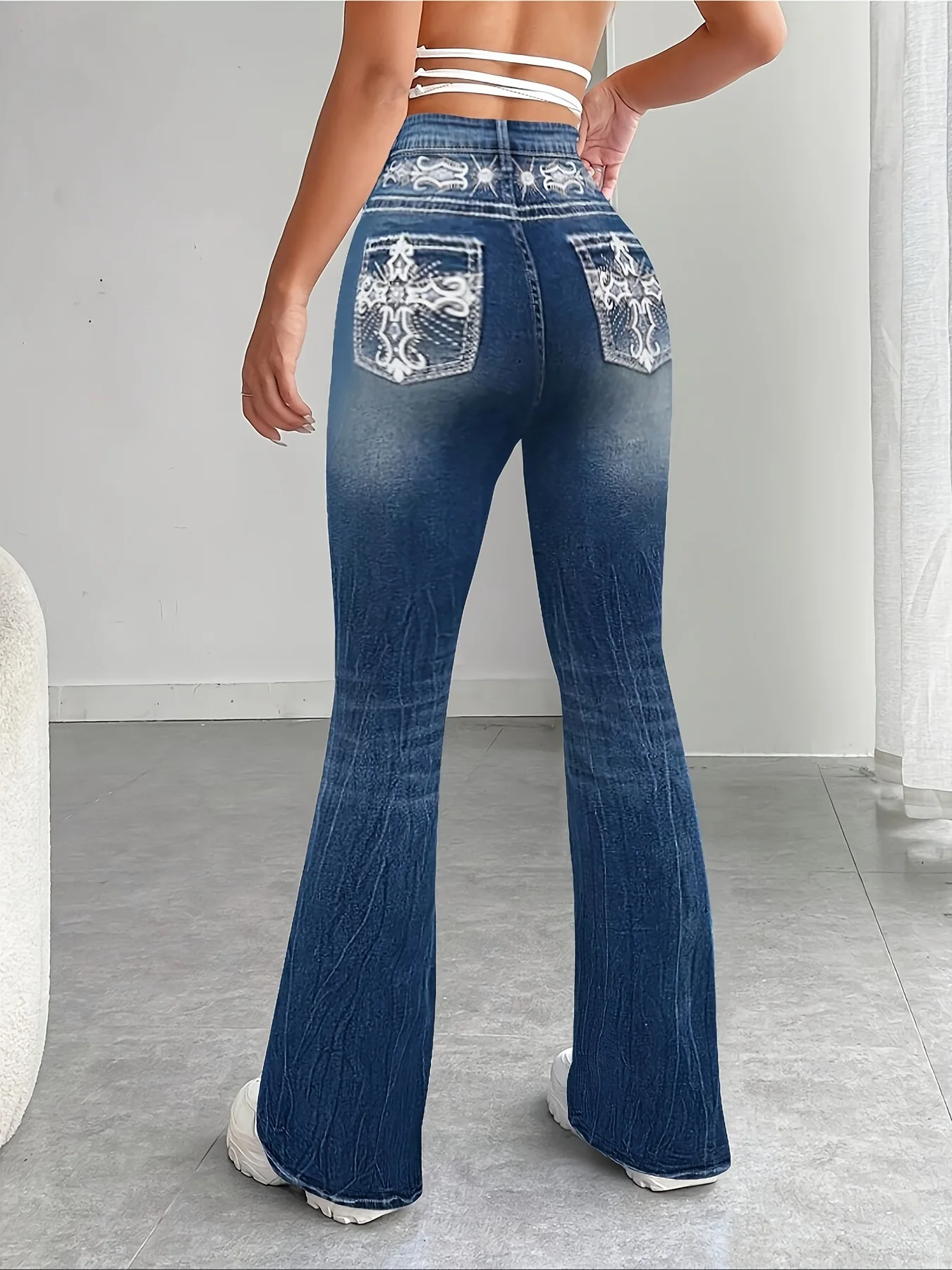 Schlanke Micro-Flare-Hose aus Polyester mit elastischem, bedrucktem und besticktem Denim-Look für Damen, elegant und modisch.