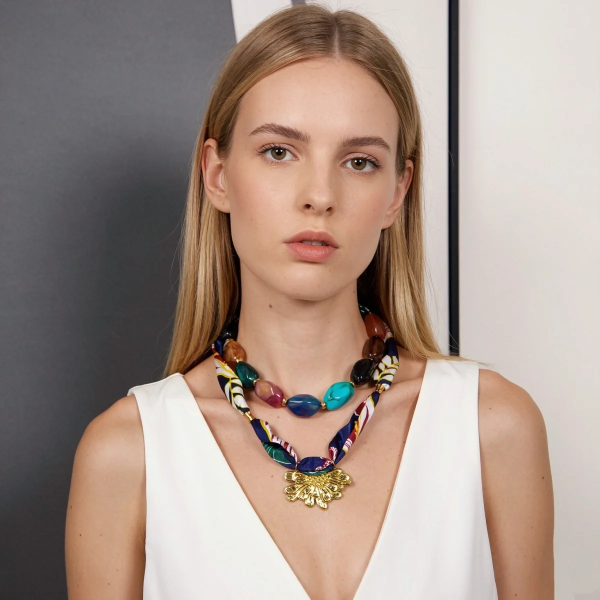 Botanisch bedruckter marineblauer Schal, Edelstahl-Halskette mit geprägten Blumen für Damen, unregelmäßiger Acryl-Perlen-Choker-Schmuck – Detail 6