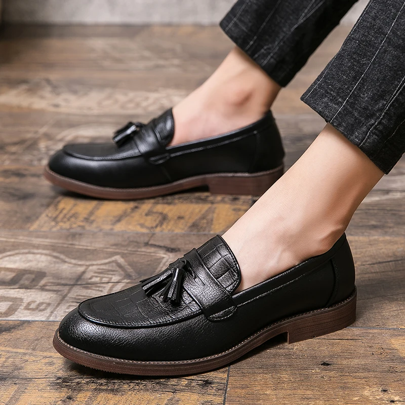 Men Loafers PU Leather Tassel Decoration Pointed Low Heel Comfortable and Simple Gentleman Business Casual Leather Shoes