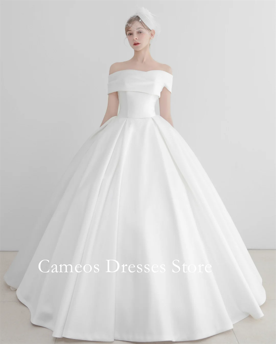 ชุดแต่งงานสีงาช้างแบบเปิดไหล่ แต่งระบาย  แบบสั่งตัดพิเศษจาก SONDR  ทรงบอลกาวน์  แขนสั้นผูกเชือก  ชุดเจ้าสาวสำหรับผู้หญิง