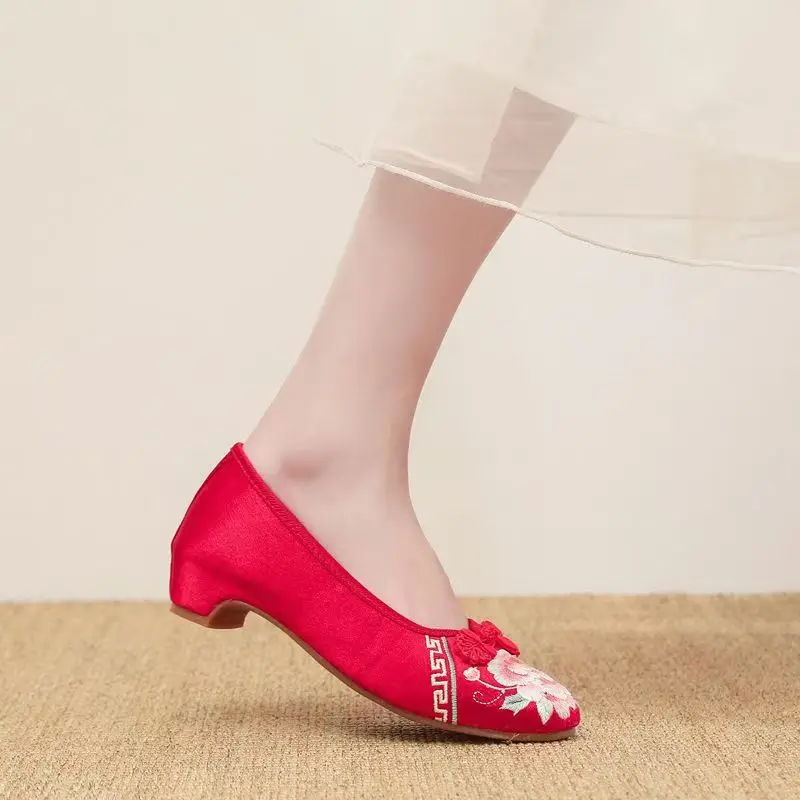 2024 Neue chinesische traditionelle bestickte Damenschuhe mit runder Spitze und niedrigem Absatz, flacher Slip-On-Cheongsam-Schuhe mit Blumen im Ethno-Stil