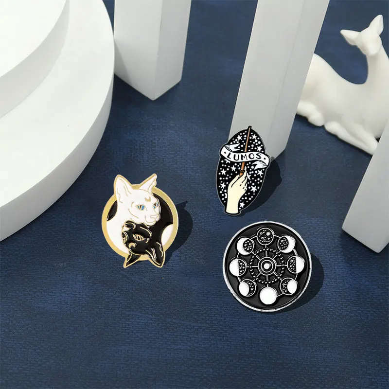 السحر السحر والمجوهرات هدية ، غامض ليلة المينا دبوس ، دبابيس مخصصة ، دبوس التلبيب ، القمر و لعنة شارة ، حقيبة و الجينز ، السحر