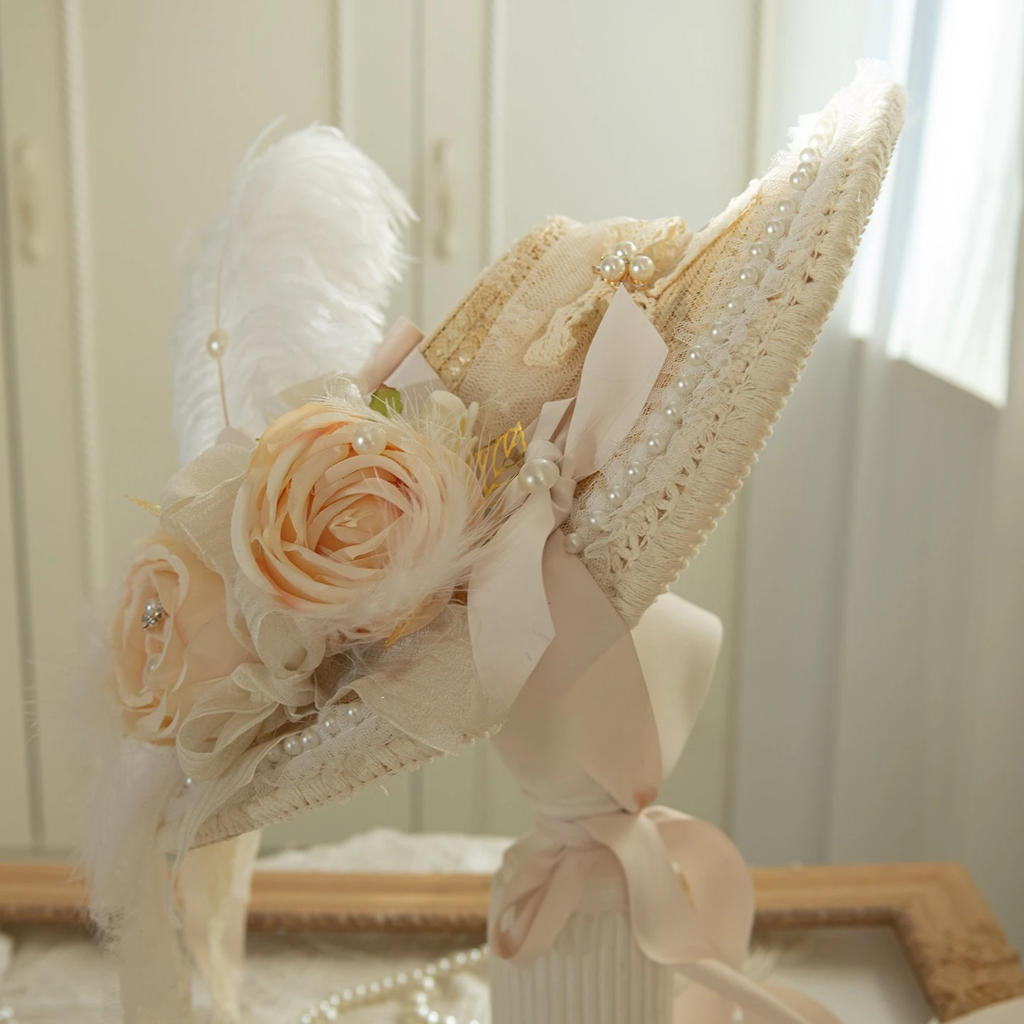 Elegant and Versatile Retro French Rococo Oil Painting Wind Shade Top Hat Comic Wind Ball Props