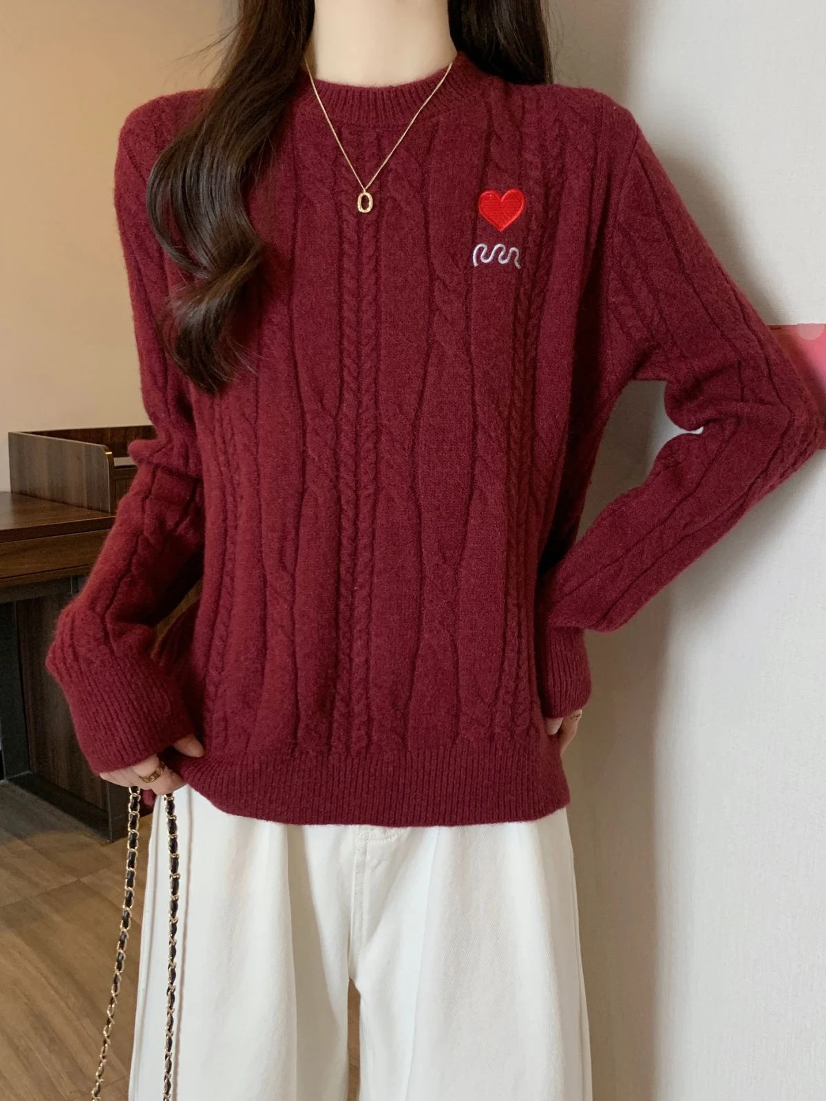

Красный витой вязаный длинный свек круглый Ne Heart с вышивкой, свободный теплый базовый свитер для женщин, корейская одежда для поездок на работу