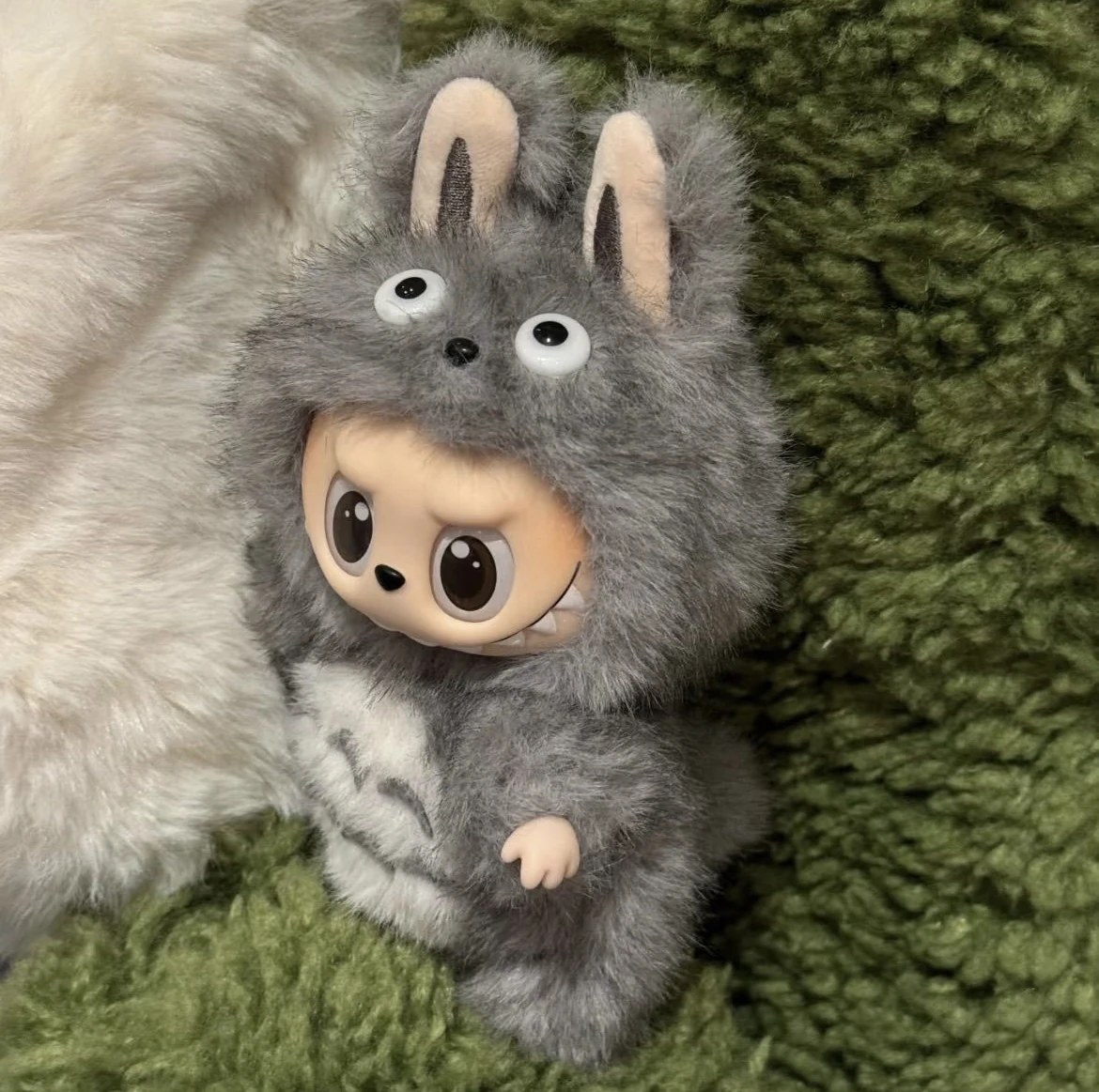 Labubu Labubu V3 vinyl poppenkleertjes pop hanger 17 cm handgemaakte chinchilla bont babykleertjes MERRY Kerst halloween Geschenken