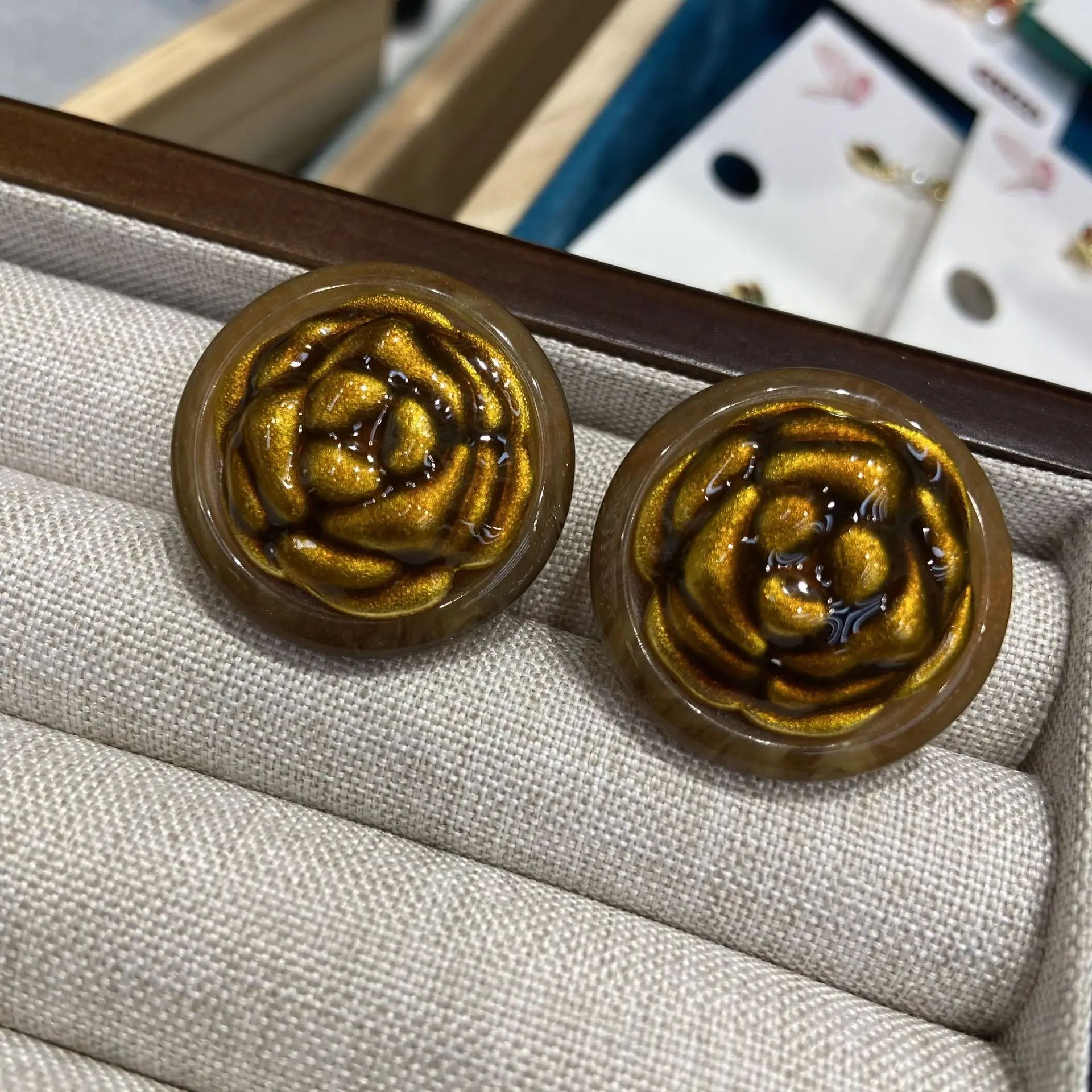 

Camellia Temperament Stud Earrings for Women Enamel Drop Oil Coffee Color Flowers Round Earrings Elegant Party Jewelry Gifts Ins