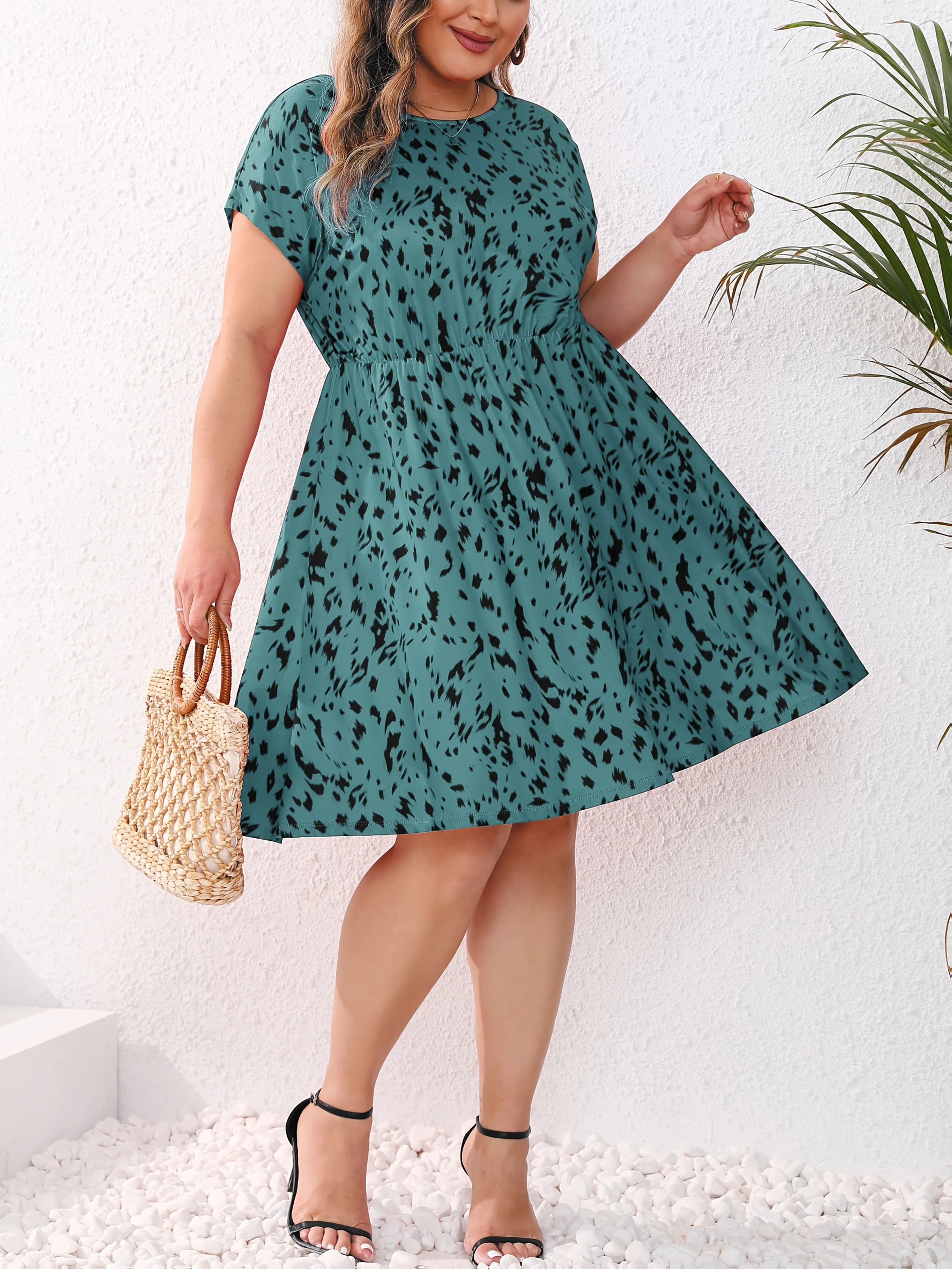 Abito da donna a maniche corte leopardato verde taglie forti, mini abito fluido in vita elastica, completo da festa casual