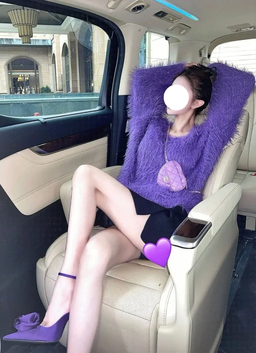 セクシーな紫色のニット肩出しファーセーター秋冬通勤スリーブロングスリーブラウンドネックミドル丈コート