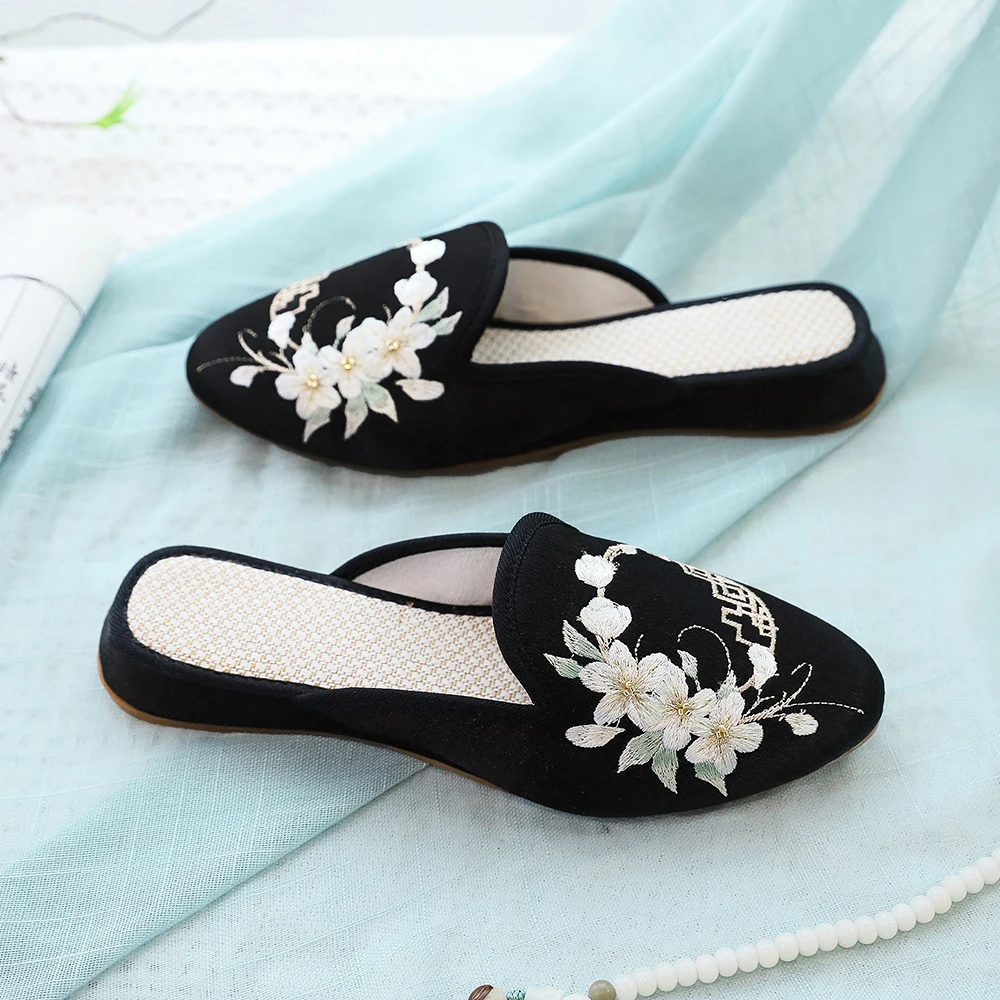 Veowalk Women Satin Cotton Embroidered Pointy Toe Flat Mules Slippers Comfortable Soft Summer Chinese Style Shoes Black Beige