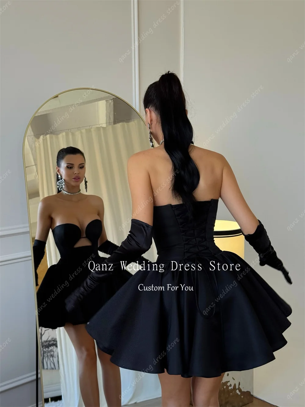 Qanz Corto A Line Abito da ballo in raso nero Mini Backless Abiti da laurea Sweetheart Sexy Abiti corti da cocktail personalizzati