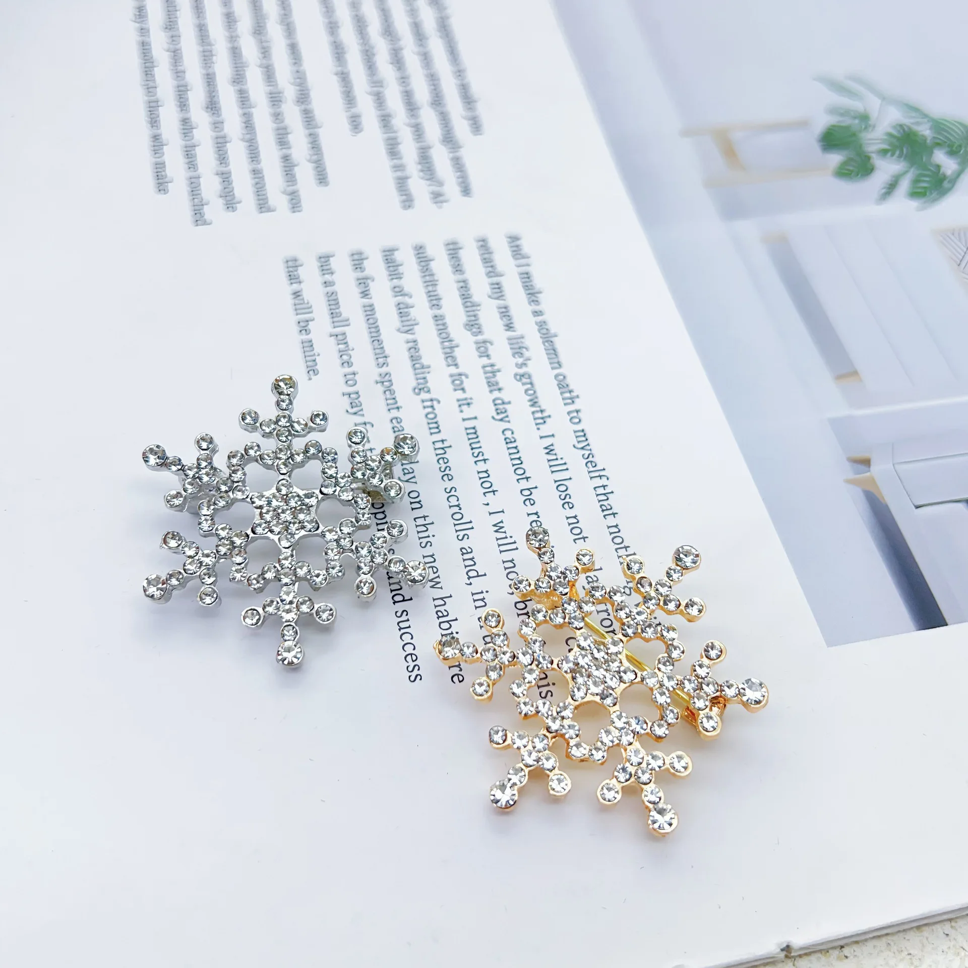 

Water diamond snowflake brooch for women, high-end, niche design, high-end brooch, retro pin, clothing and accessory