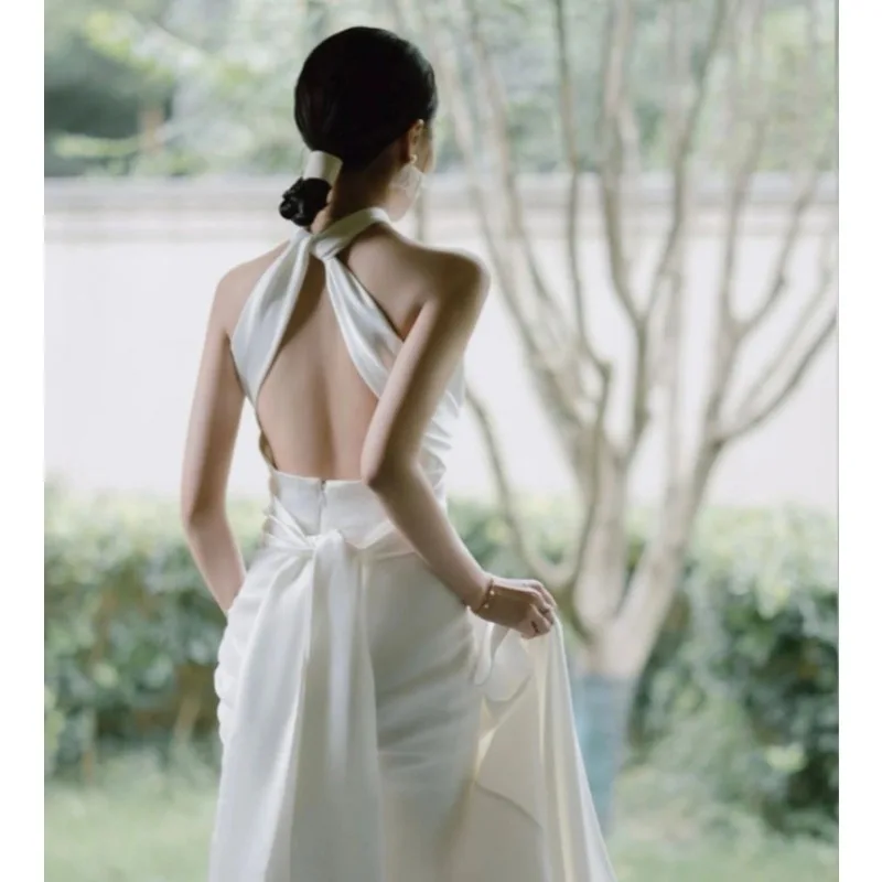 Luxe eenvoudige witte satijnen kleine staart bruid trouwjurk sexy halter backless baljurk bruiloft avond prom jurken voor vrouwen