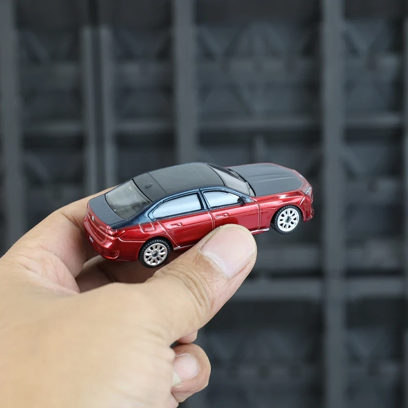 

CCA 1:72 модель автомобиля из сплава BMW i7, амортизирующая и раздвижная детская игрушечная машина, подарок на все шасси из сплава, богатые детали