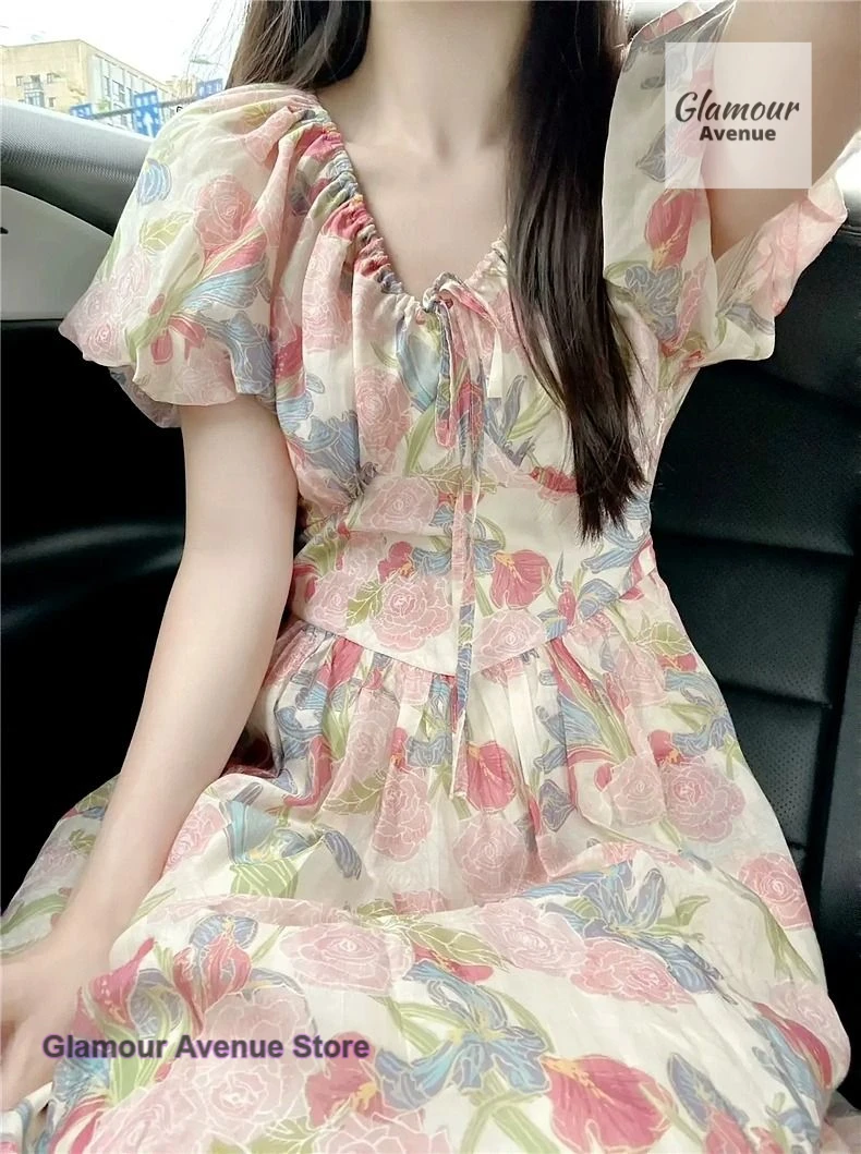 

French V-neck floral dress female summer new sweet and gentle seaside holiday small fragrance beautiful temperament long skirt.