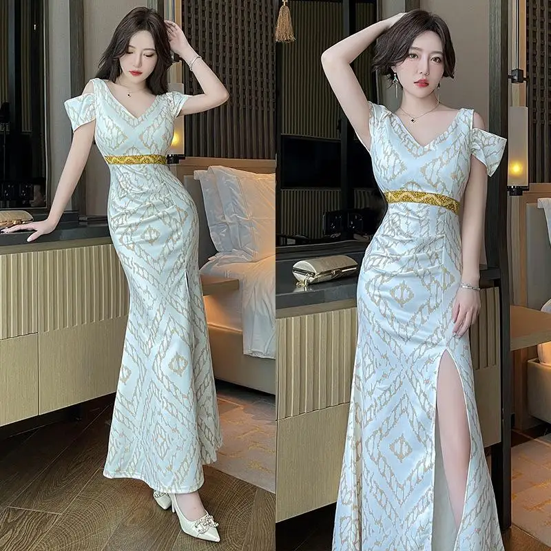 

Women‘s Uniforms Staff Reception White Work Clothes Beauticians Spa Therapists Massage Technicians Desk Sexy Slit Long Dresses