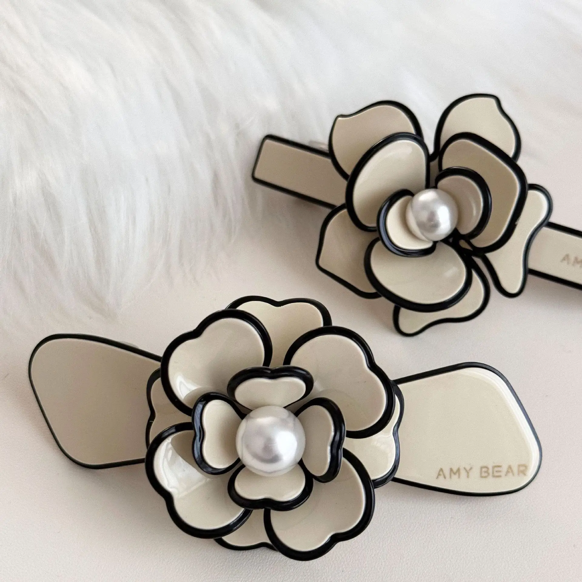 

Classic Y2K fashion simple camellia rose hair clip pearl headpiece high-end temperament spring clip women's hair accessory