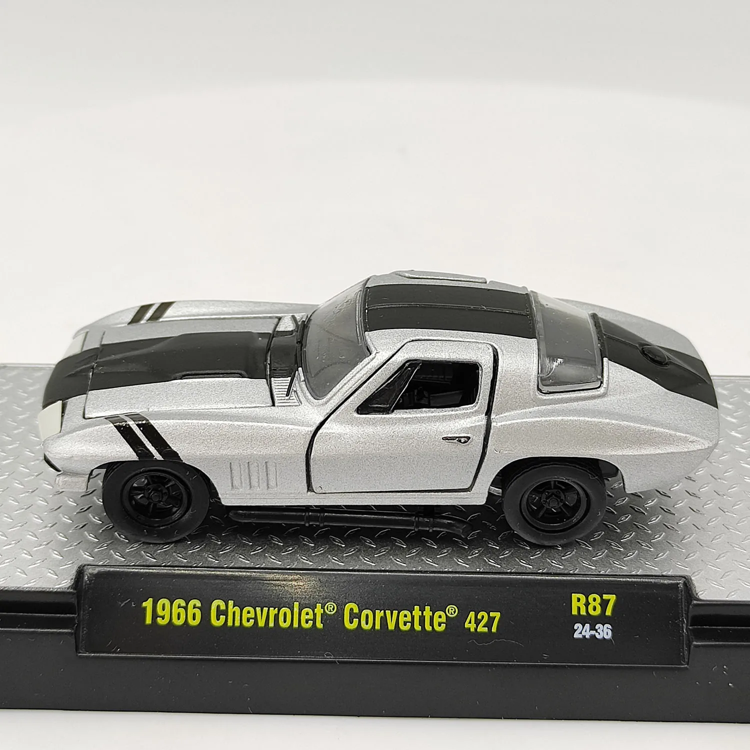 โมเดลรถเหล็กหล่อ M2 สเกล 1/64 ปี 1966 เชฟโรเลต คอร์เวทท์ 427 แบบสามล้อ ทำจากโลหะผสม ของสะสม ของเล่น ของที่ระลึก ของตกแต่ง