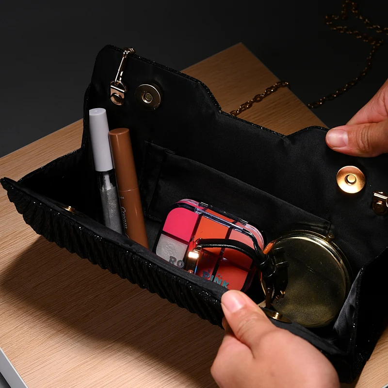 Luxuriöse, leicht verzierte Abendtasche mit vertikalen Falten und Pailletten, mit Metallkette, als Umhängetasche für Verlobungspartys, passend zu festlichen Kleidern. – Detail 17