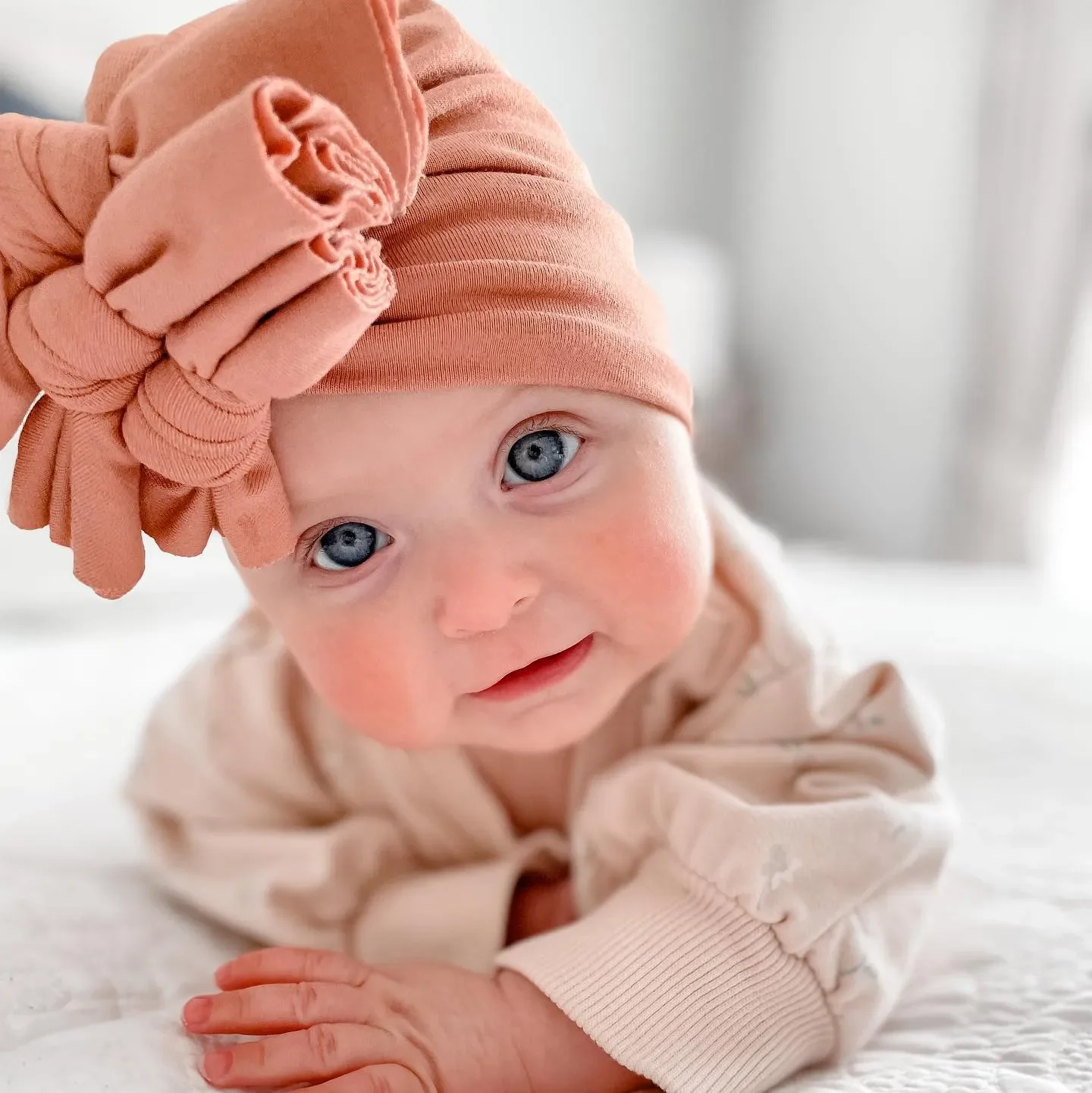 Solide Rayon Doppelschichten Baby Turban Hüte Weicher Blumendruck Gefaltete Dreifachbindung Geknotete Mützen Neugeborene Mützen Motorhaube Headwraps