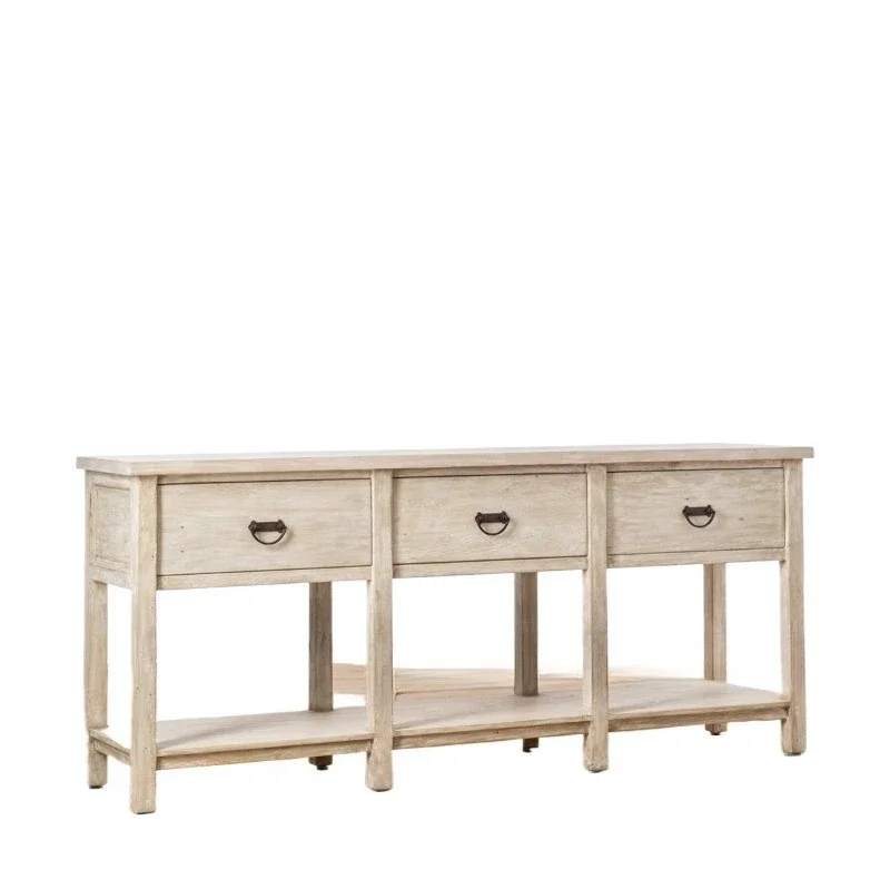 غرفة المعيشة ذات الخزانة الجانبية القديمة الأمريكية على الحائط مقابل مكتب المدخل الفرنسي للتخزين المنزلي