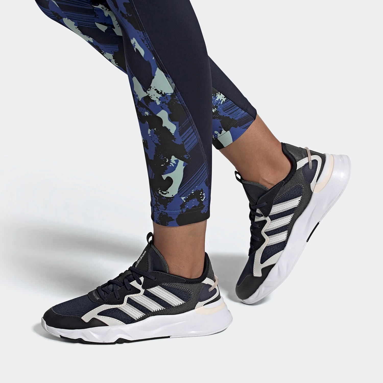 

Новейшая женская удобная спортивная повседневная обувь Adidas Original Season FX9151