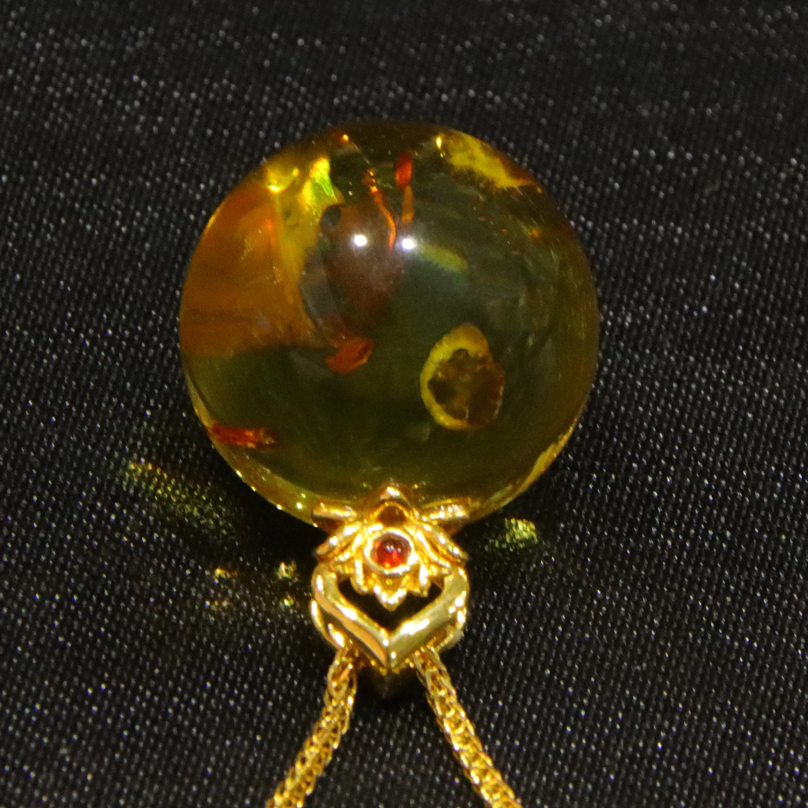 17mm クラウンベイルフラワーアンバーペンダント、レッドジェム付き |   金メッキのツイストチェーンネックレス |   女性への贈り物