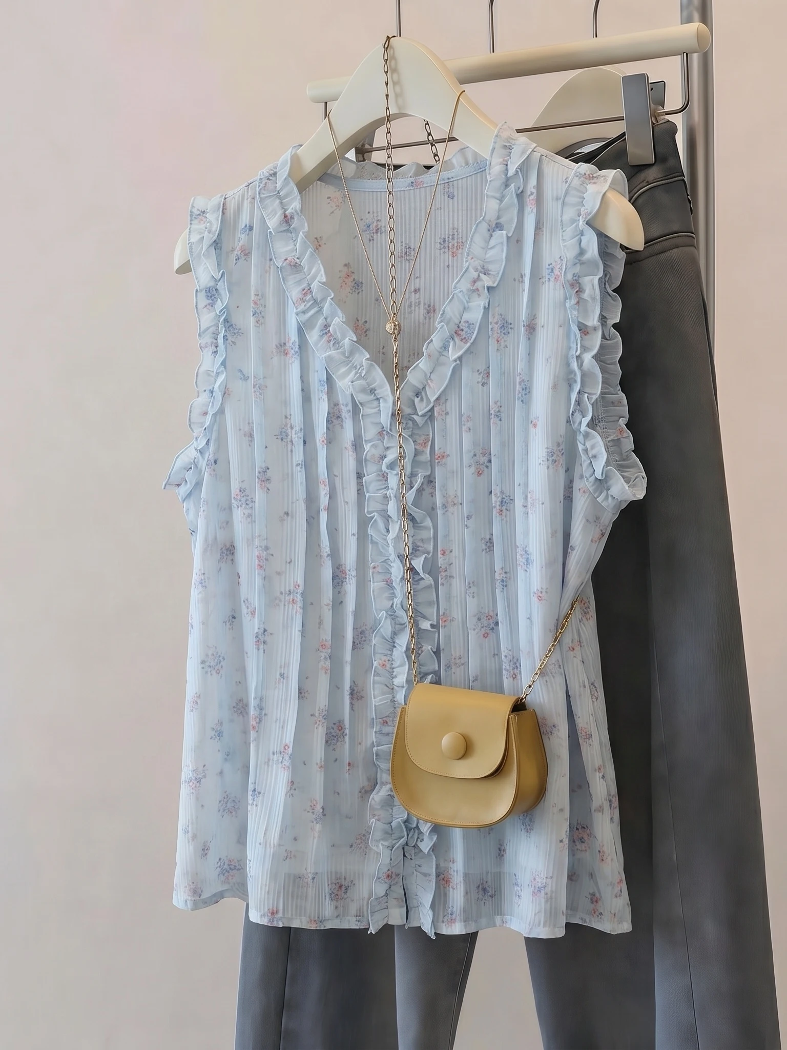 

Light Blue Floral Print Sleeveless Shirt Women's Summer New Style plus Size Anti-Aging Small Shirt Vest Top Korean Style Commute