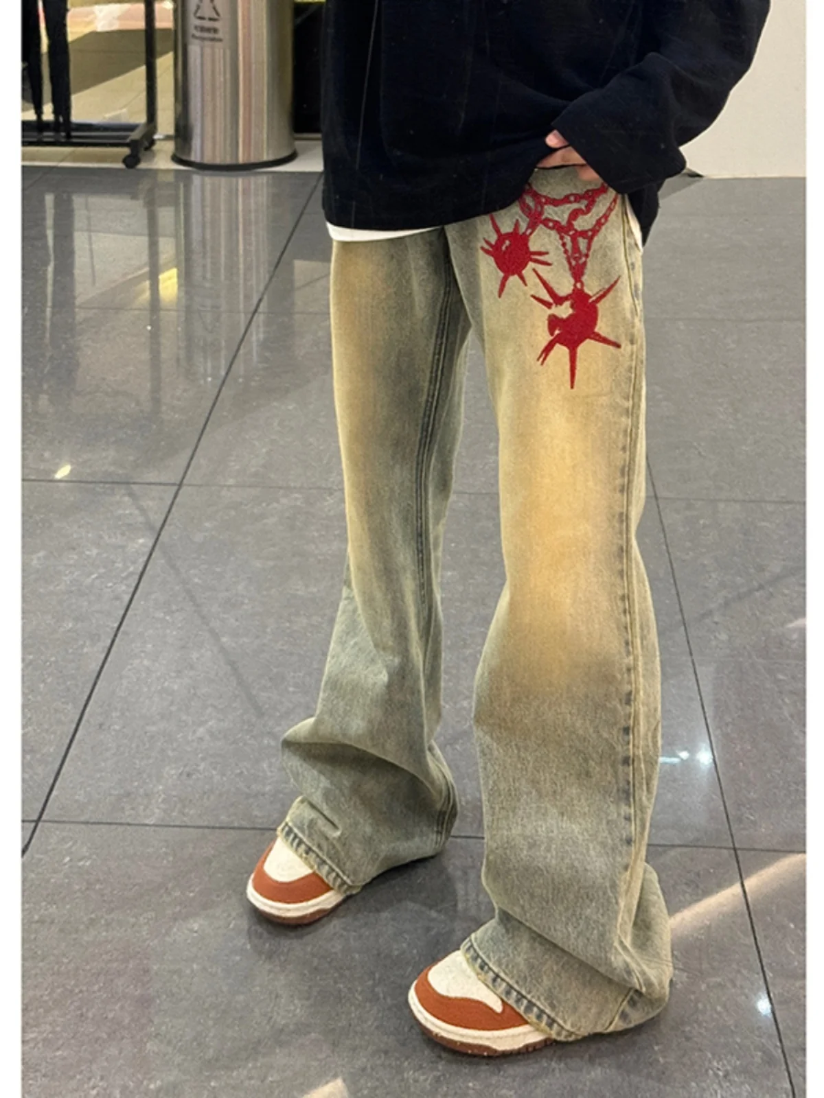 

Ретро американские вышитые желтые глиняные джинсы-колокольчики, свободные прямые длинные брюки для мальчиков-подростков, летняя мода