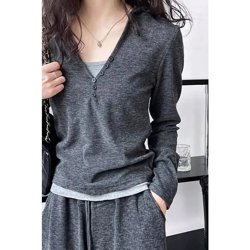 Conjunto de Dos Piezas para Mujer en Gris Oscuro con Cuello Henley, Top de Punto y Pantalones Anchos