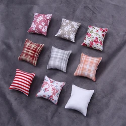 Almohada de flores de algodón simuladas en miniatura para casa de muñecas, cojines para sofá, muebles de cama, accesorio de juguete, 4,5x3,5 cm, 2 uds.