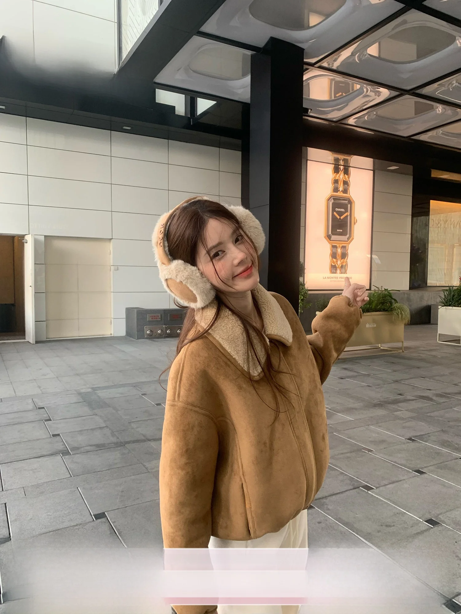 

Женское теплое пальто свободного кроя из замши с цветочным принтом, воротником-стойкой, отделкой из искусственного меха, цвета мокко, на молнии