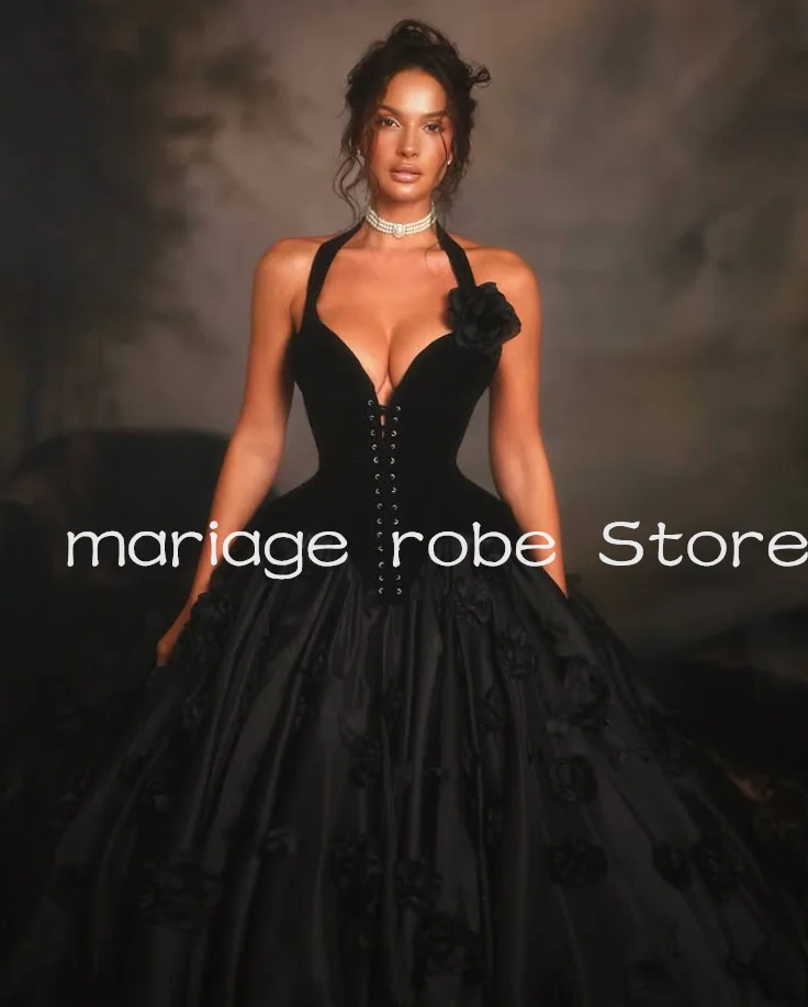 ชุดราตรีสีดำสไตล์โกธิค กระโปรงยาวทรงพอง แต่งดอกไม้ 3 มิติ ผ้ากำมะหยี่ คอร์เซ็ทแบบผูกคอ สำหรับงานเต้นรำสวมหน้ากาก  สามารถสั่งตัดได้