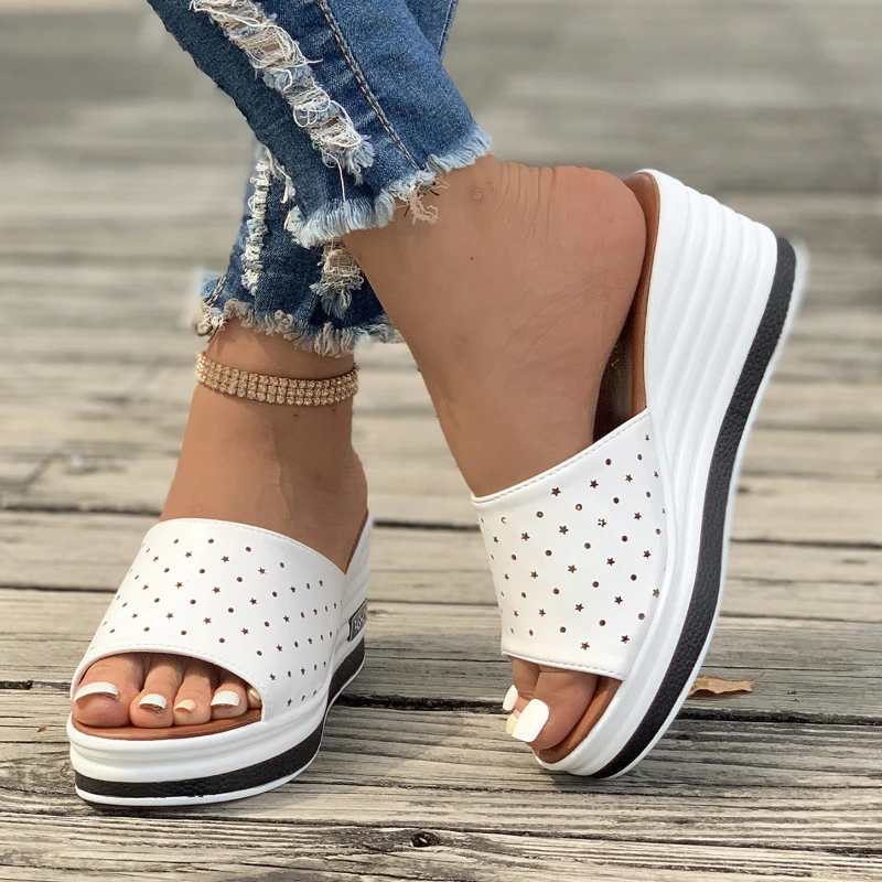

European American Fashion Fish Mouth Slippers 2025 Summer New Slope Heel Casual One Line Cool Slippers for Women Zapatos Mujer