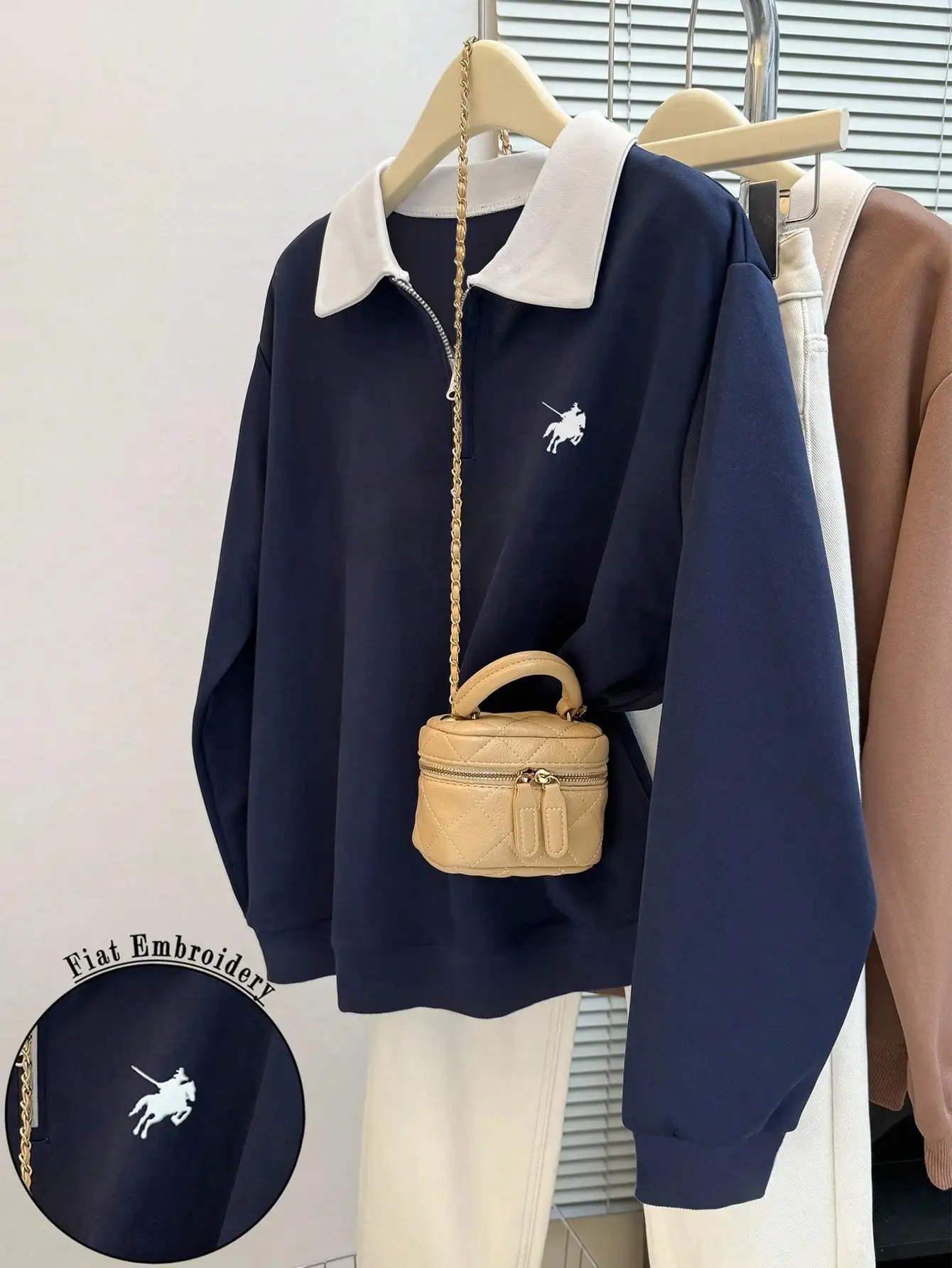 

Темно-синий свитшот на молнии с вышивкой в стиле конного спорта и контрастным воротником, свободный крой для осени