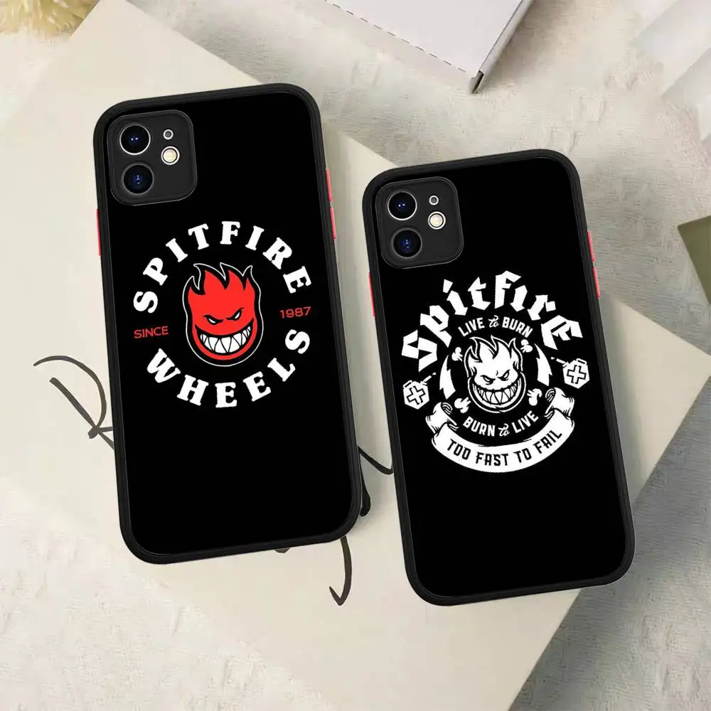 Mode S-Spitfire Skateboard Telefon Fall Für iPhone 16 15 14 11 12 13 Pro Max Plus 12 XS max Zurück Abdeckung Matte Fall