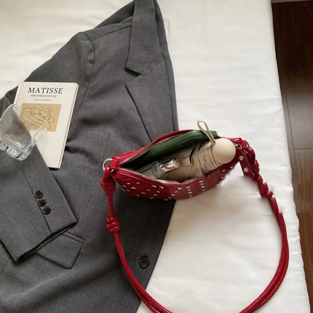 حقيبة كروسبودي حقيبة كتف كرواسون بني بلون مسامير PU الزلابية حقيبة صغيرة حزمة الكورية نمط فاسق حقائب اليد سيدة #3