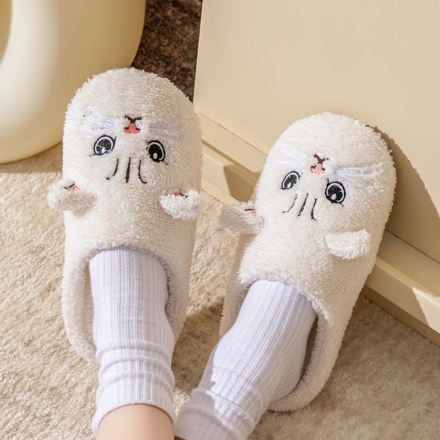 Women's Cartoon Cat Plush Slippers Cozy Winter Bedroom House Shoes with Non-Slip Soft Sole for Indoor Comfort Home Warm Shoes