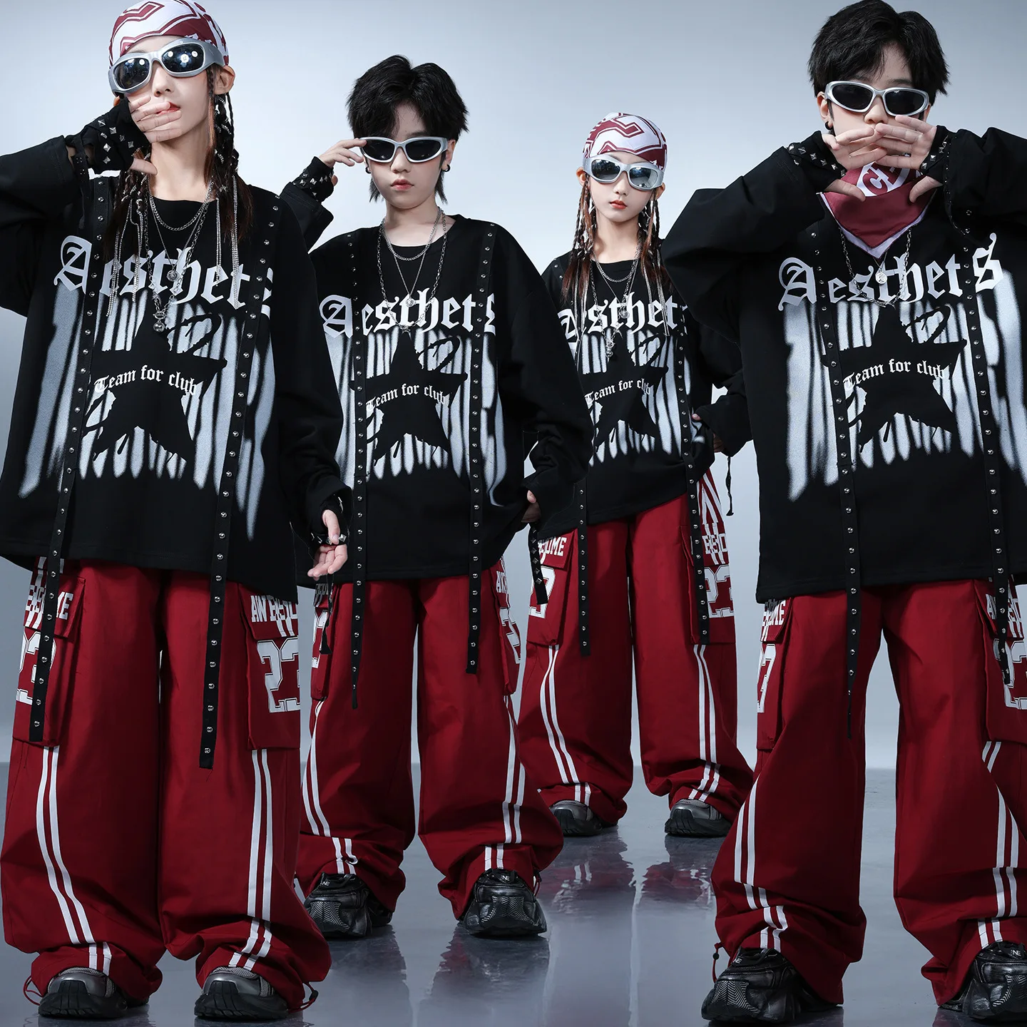 Abbigliamento Hip Hop Kpop per bambini Felpa lunga con cinturino con rivetti neri Pantaloni cargo a righe rosse da strada per abiti da ballo per ragazze e ragazzi