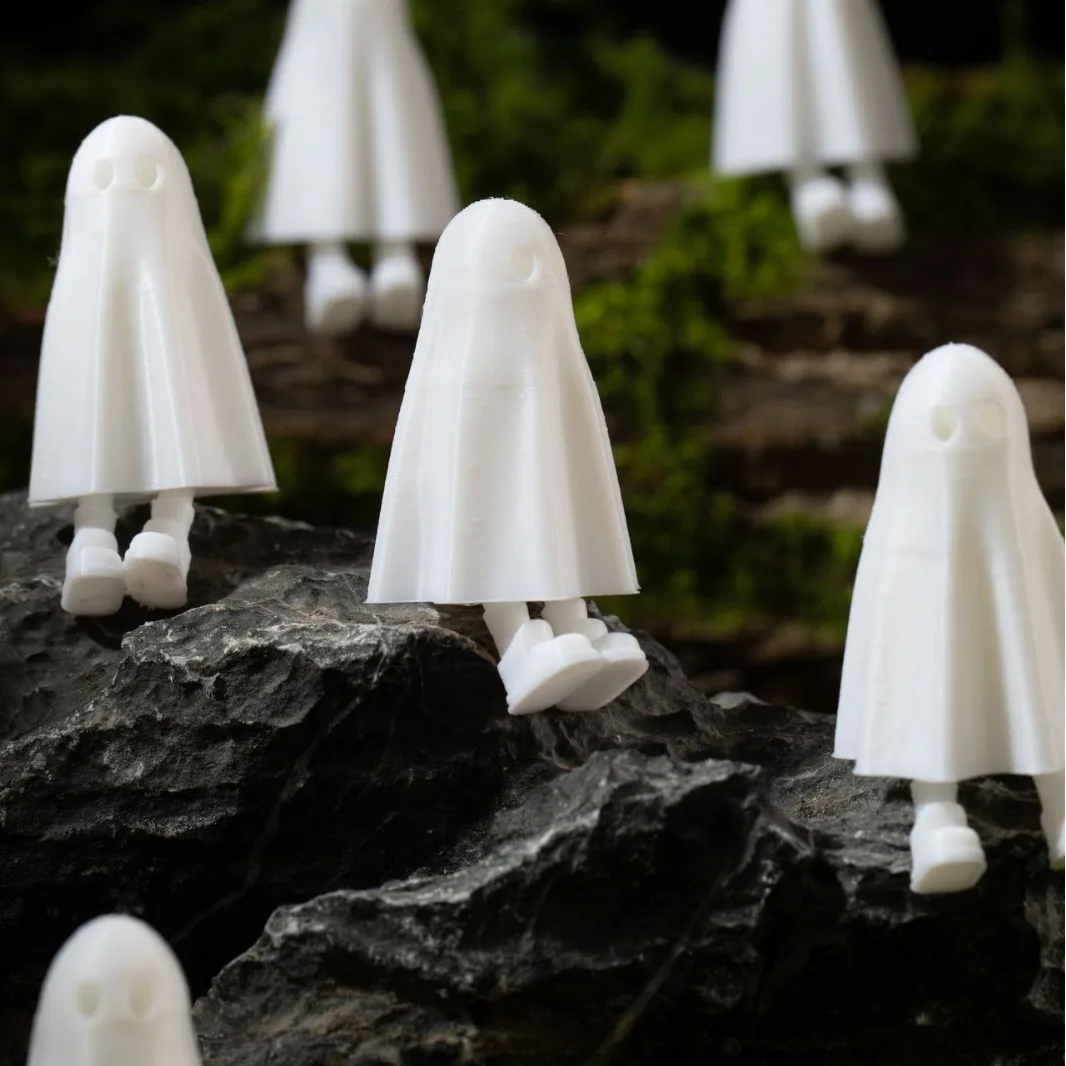 

3D Printed White Ghost Creative Movable Joint Halloween Ornament 3D Printed Toys Halloween Home Decor Desktop Ornament for Gifts