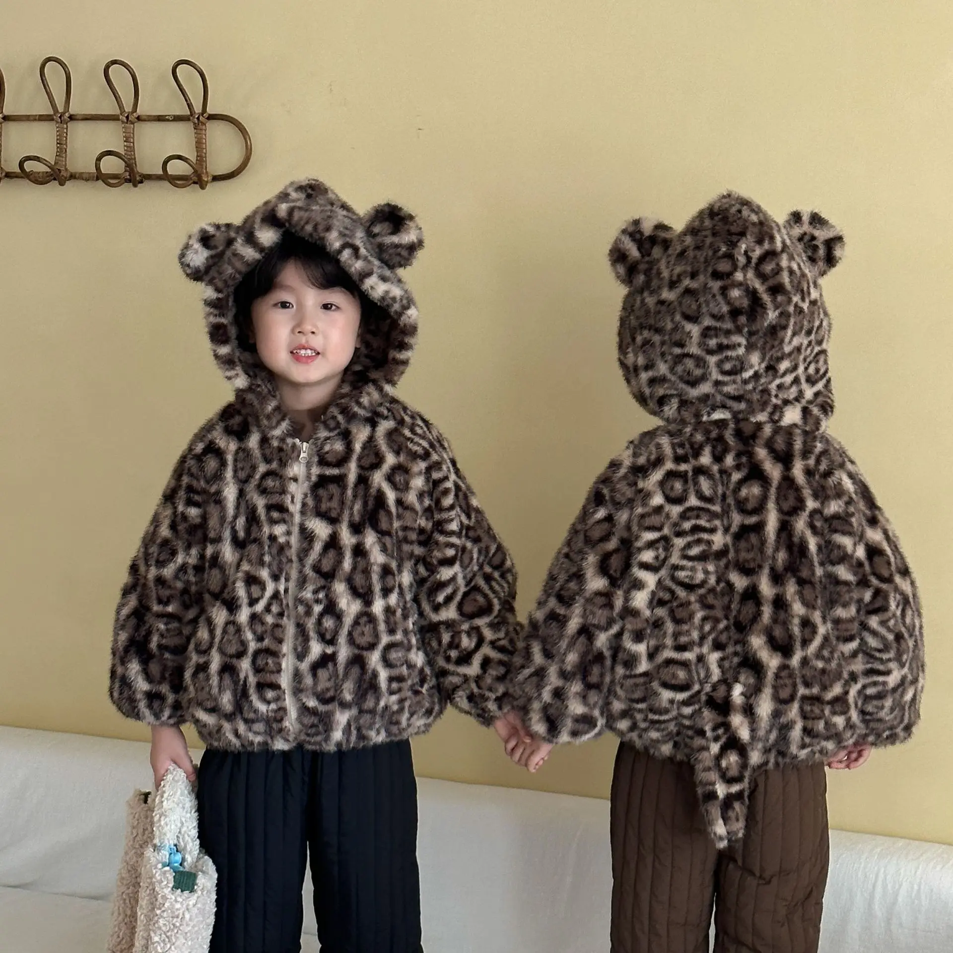

Children Kids Baby Girls Coat Winter Warm Lamb Woolen Teenager Girls Outerwear Velvet Leopard Pattern Hooded Teen Girls Jacket
