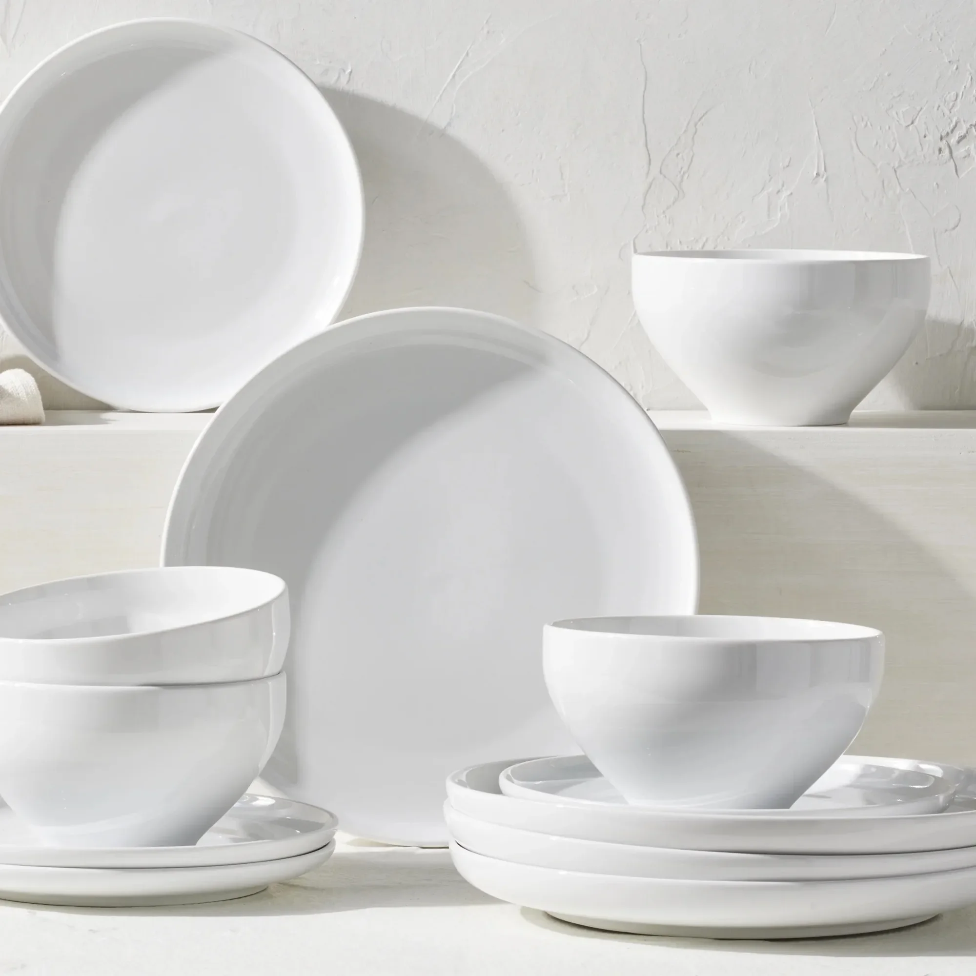 12 piece porcelain dinnerware set includes plates, bowls and mugs, elegant design for daily meals and entertaining