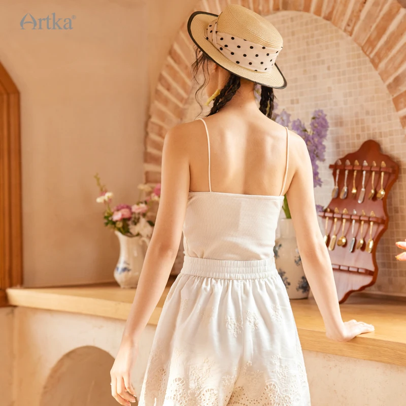 ARTKA 2024 Summer New Women Tops Elegant Lace V-Neck Knitted Slim Camisole SleevelessShort Tank Tops With Bra Pad BA92045X