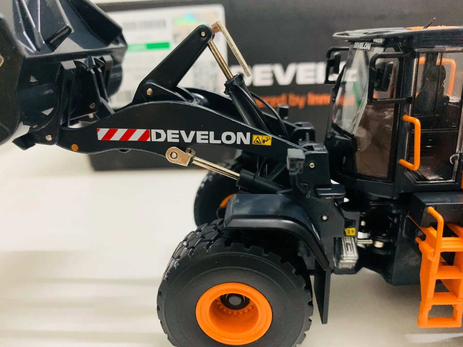 Develon DL867 Wheel Loader Metal Machines 1:50 Scale DieCast Model New in Box